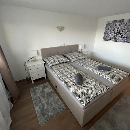 Malibu Apartman Мішкольц Екстер'єр фото