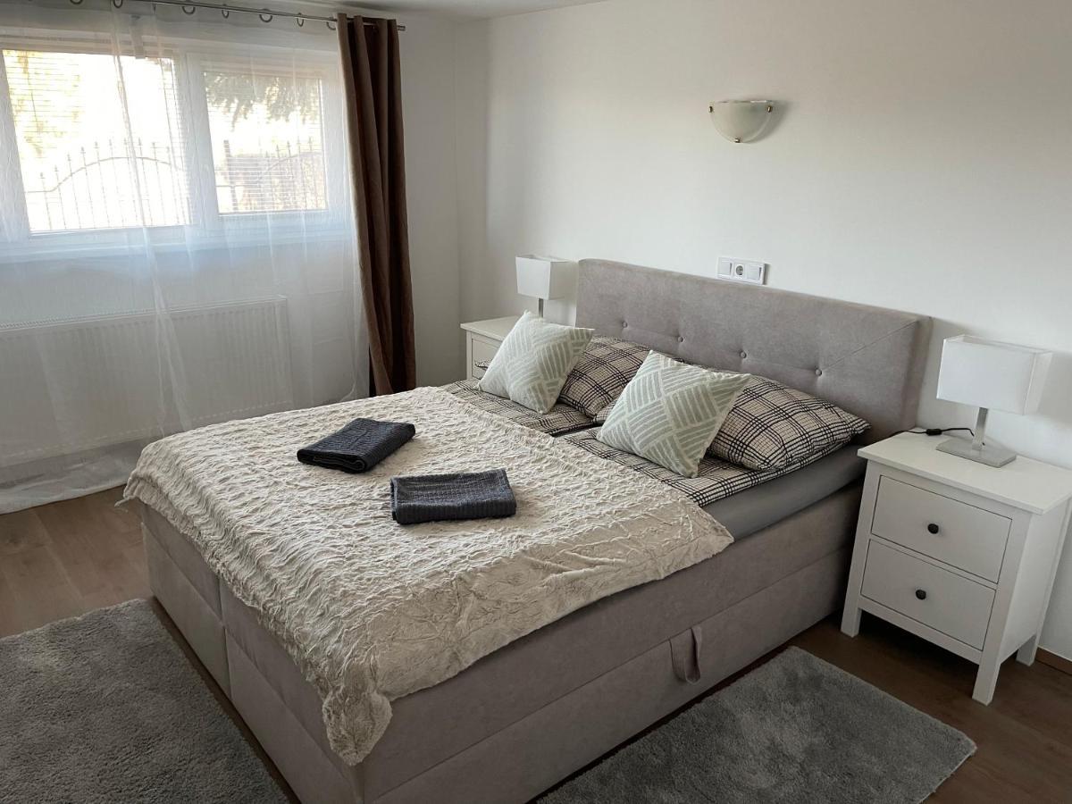 Malibu Apartman Мішкольц Екстер'єр фото