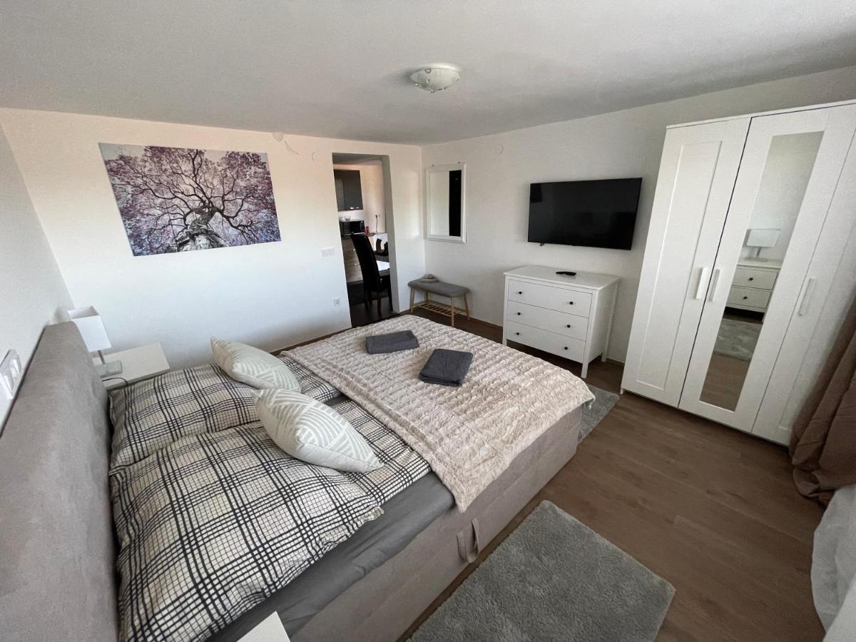 Malibu Apartman Мішкольц Екстер'єр фото